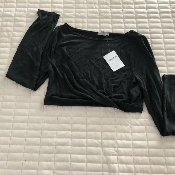Black crop top in black NWT 🖤🖤🖤🖤🖤🖤🖤🖤🖤🖤🖤🖤 by FOREVER 21 - Picture 2 of 4